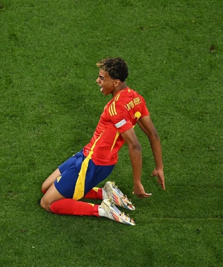 球场上绝技百出，帅气球星展现技压群雄的简单介绍