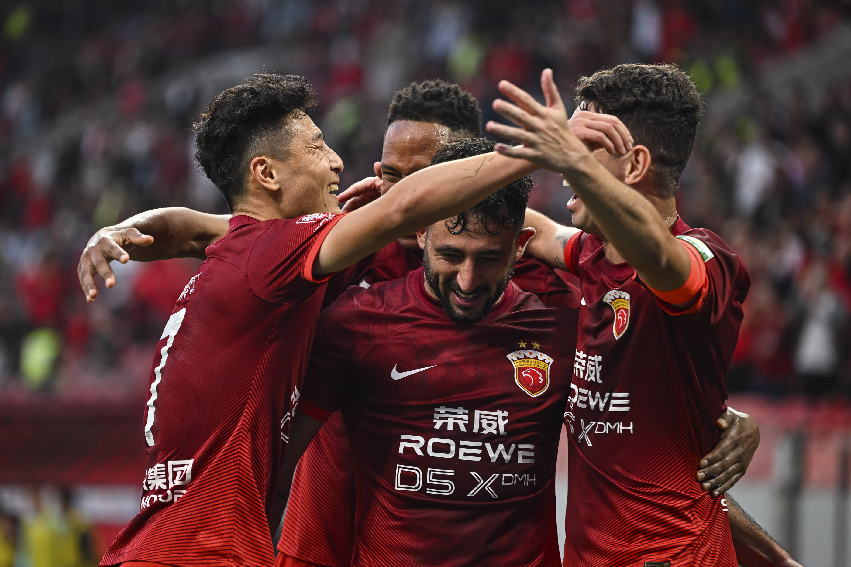 上海上港双杀对手，中超豪门称雄赛场的简单介绍