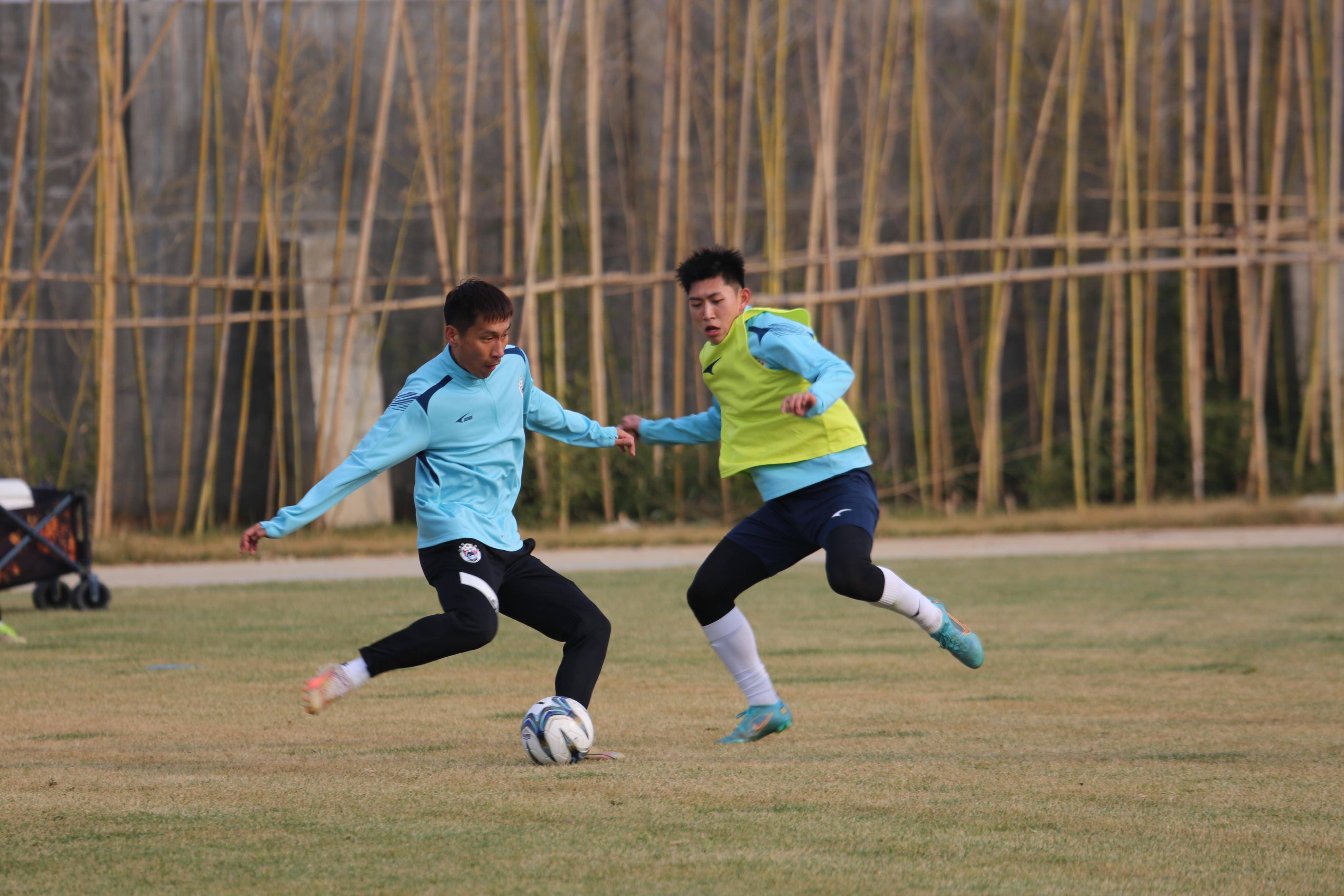 多支球队在比赛前引入新球员，备战决赛