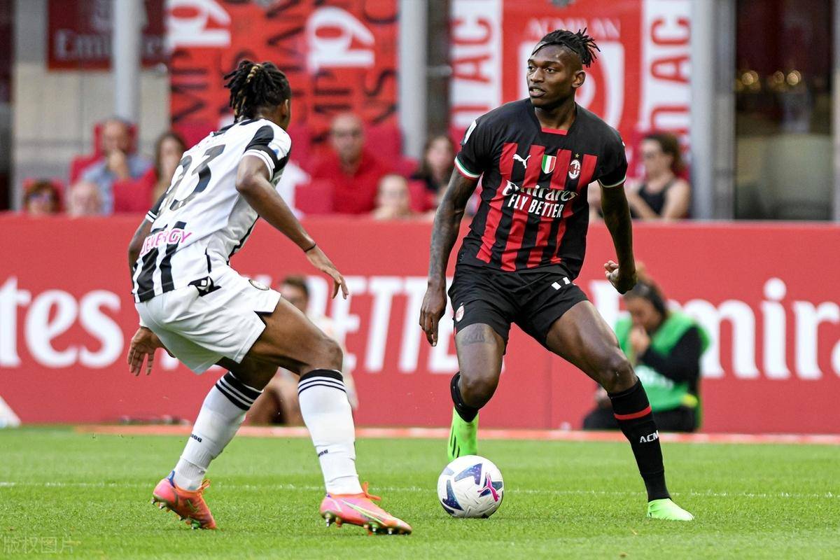 乌迪内斯逆转胜利,球迷欢呼 乌迪内斯逆转胜利,球迷欢呼