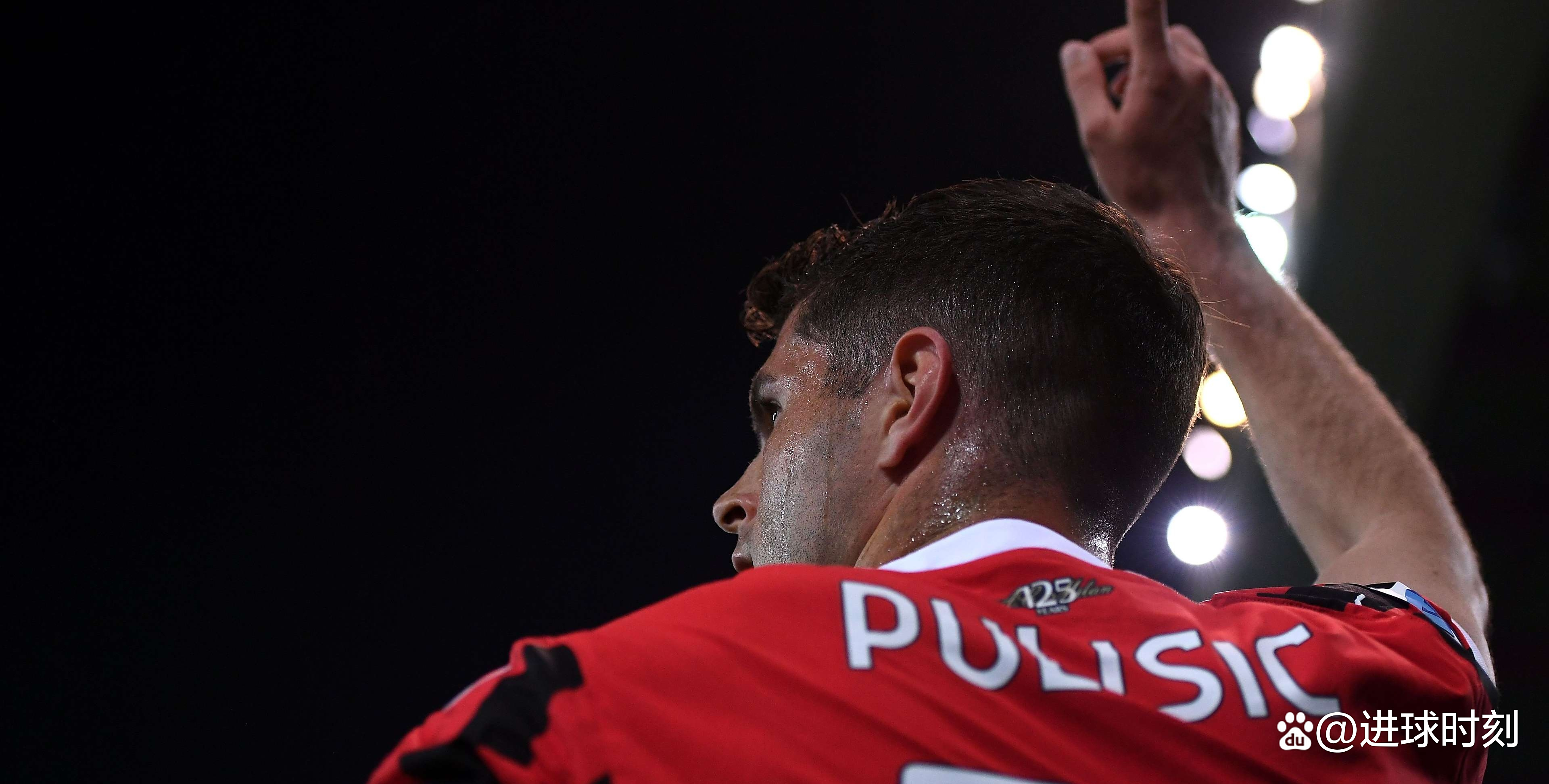 乌迪内斯逆转胜利,球迷欢呼 乌迪内斯逆转胜利,球迷欢呼