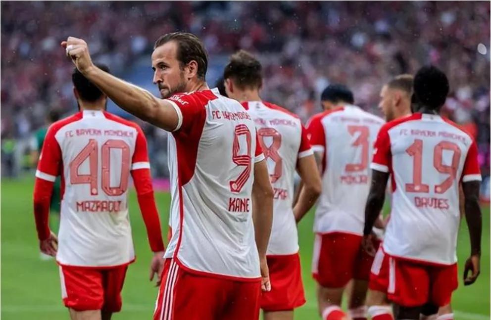 包含拜仁慕尼黑小组赛告捷，晋级下一轮的词条