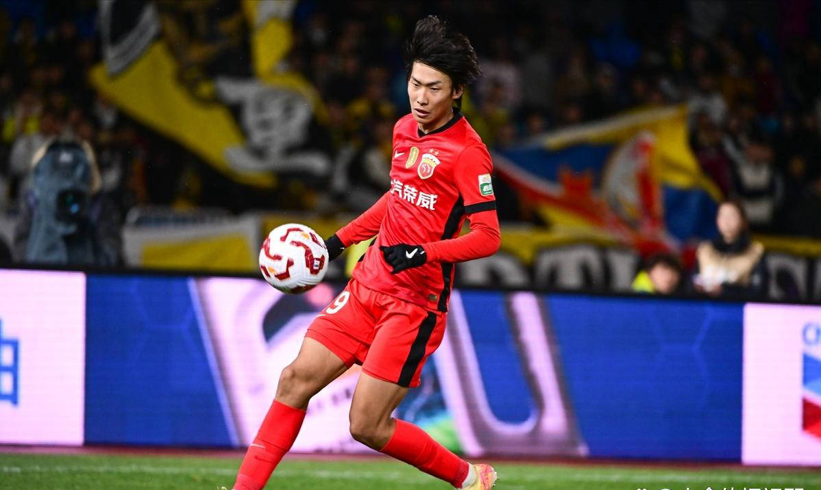 包含足坛新秀崭露头角，成为球队一大亮点的词条