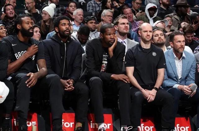 包含球员受伤缺席，球队转变进攻方案的词条