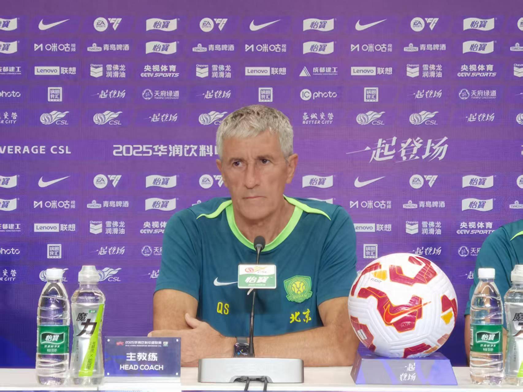 比赛中球队战胜老对手，展现实力与决心