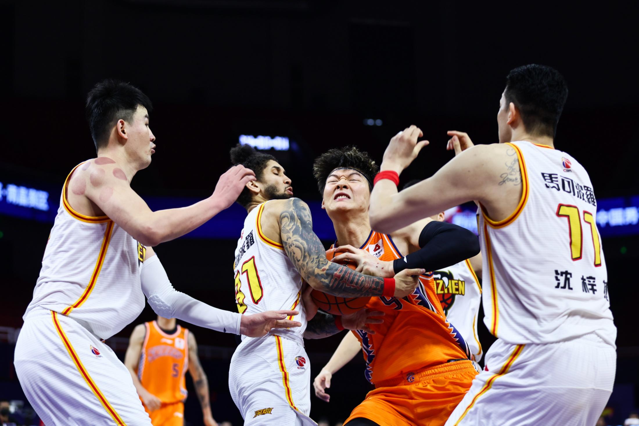 包含国内篮球职业联赛呈现白热化赛况，鏖战正酣的词条