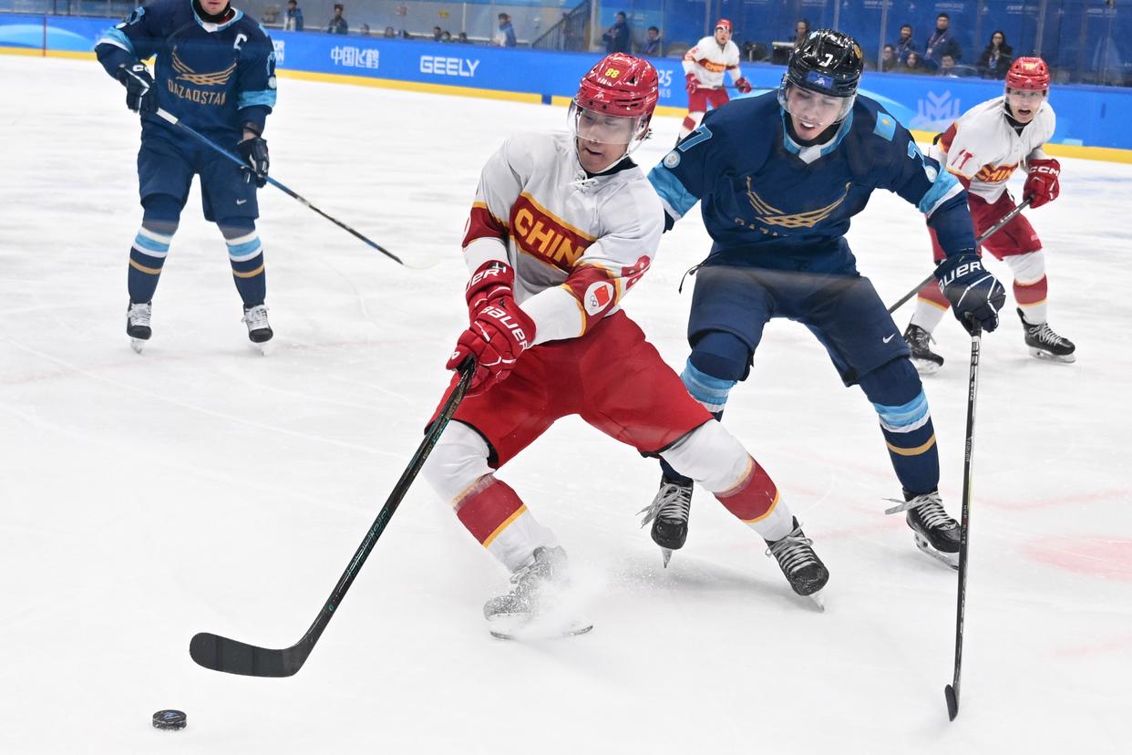 包含亚洲男子冰球队勇夺亚洲杯：实现三连冠的词条