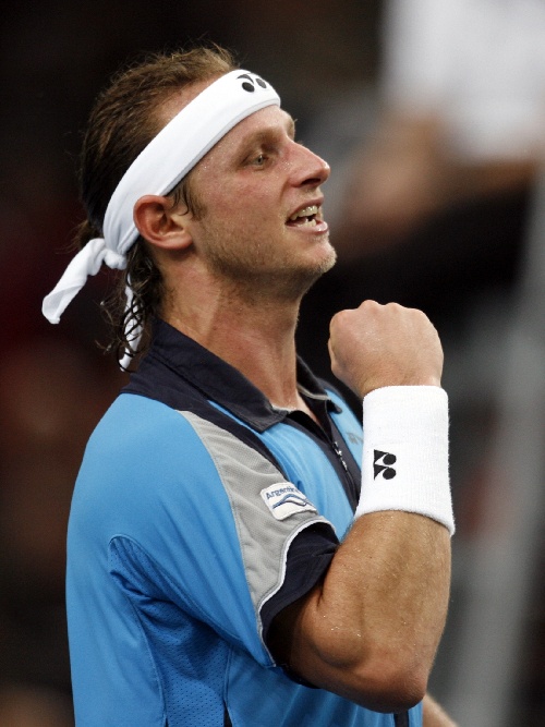 包含阿贾克斯赢得重要胜利，力保晋级机会的词条