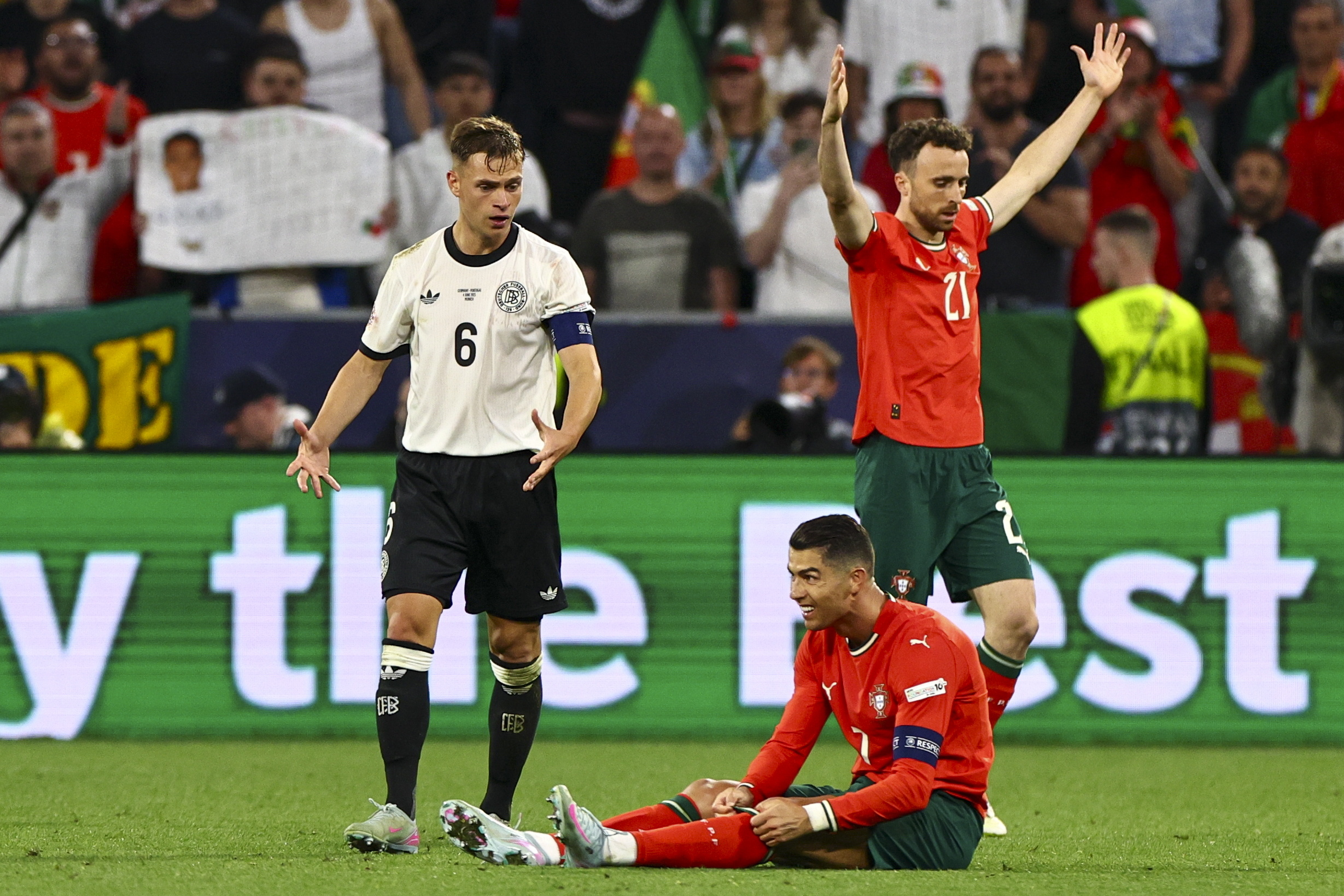 瑞士队客场输给葡萄牙,欧预赛形势严峻 瑞士队客场输给葡萄牙,欧预赛形势严峻