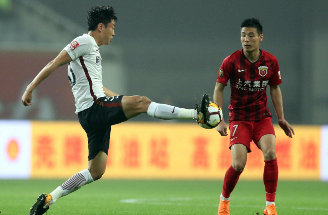 关于上海上港主场战平河北华夏幸福，积分榜中游的信息