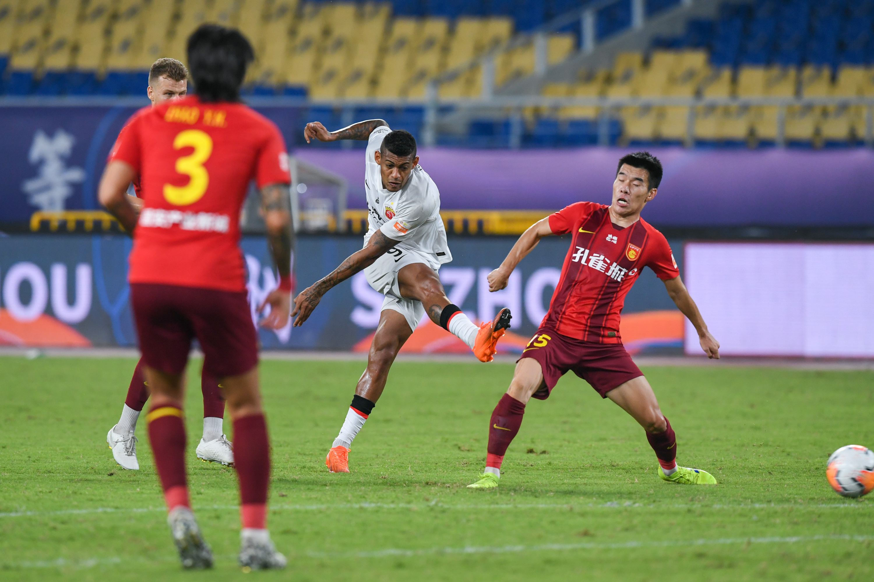 关于上海上港主场战平河北华夏幸福，积分榜中游的信息