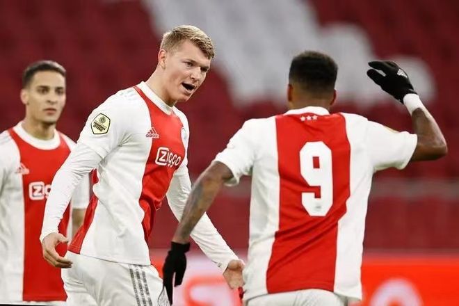 关于巴萨再胜阿贾克斯步步为营画出完美晋级图景的信息