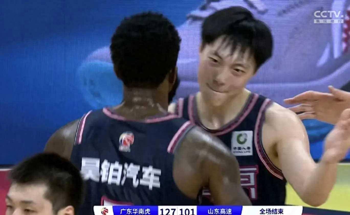 超强球员碾压对手展现非凡实力