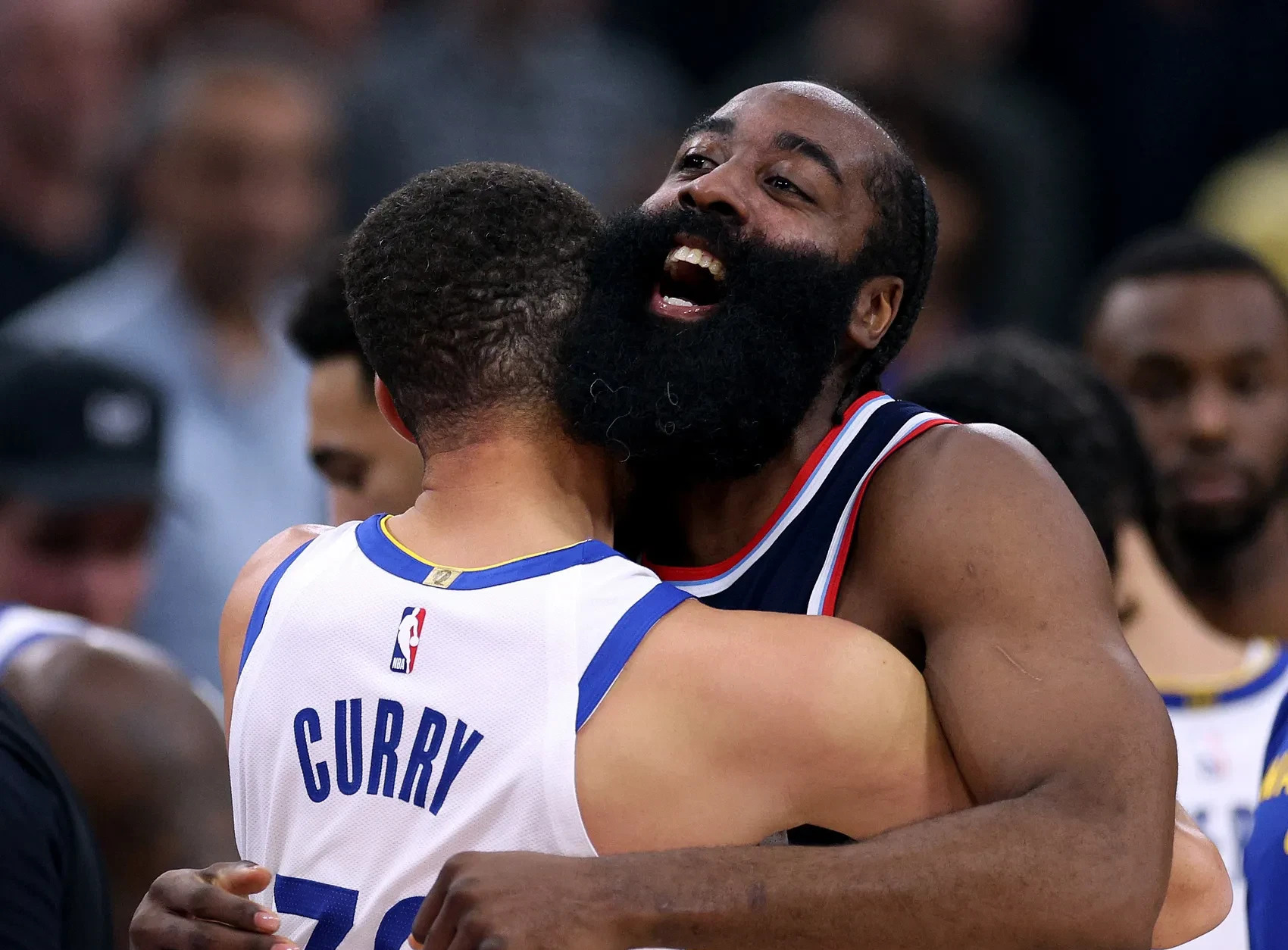 关于骑士客场击败勇士，打破连败记录的信息