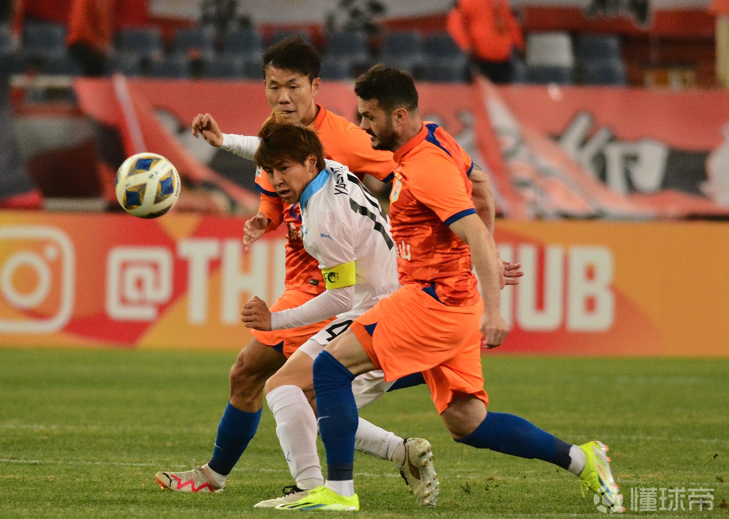 夺冠热门球队遭遇连败，压力巨大