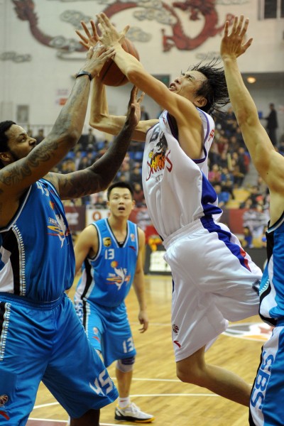 江苏队险胜福建队，蒋兴权表现出色