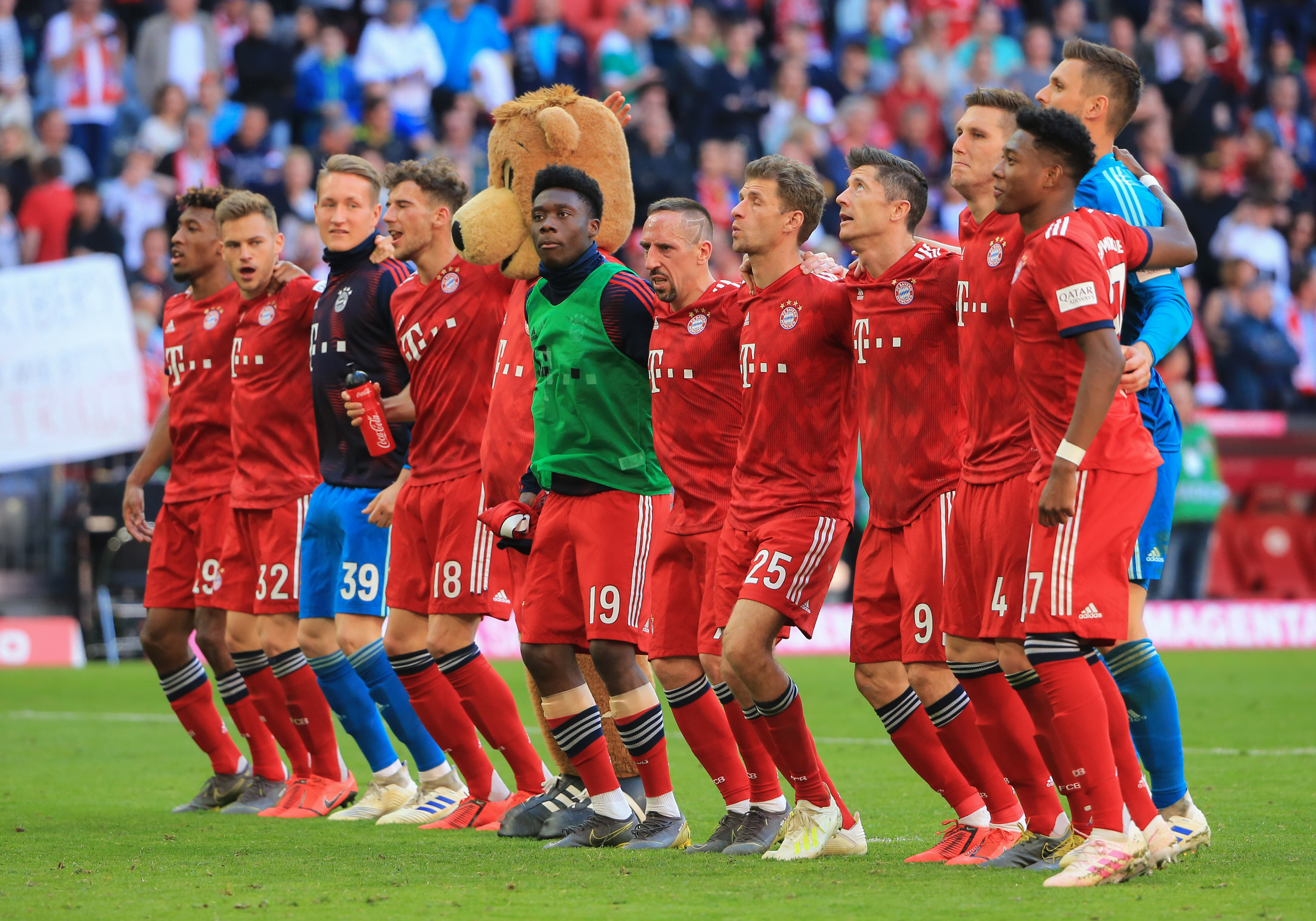 包含拜仁慕尼黑遭遇惨败，欧冠淘汰赛赛程揭晓！的词条